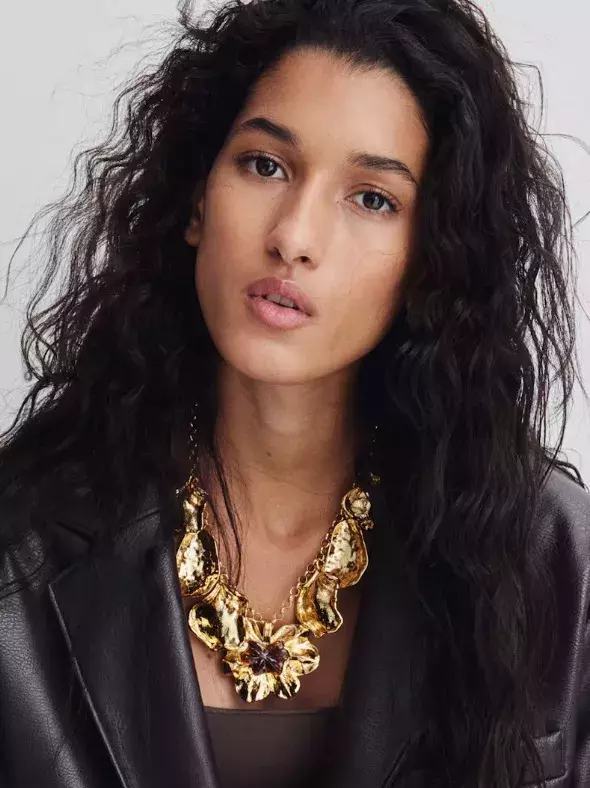 Masivní náhrdelník s přívěskem, H&M, 959 Kč