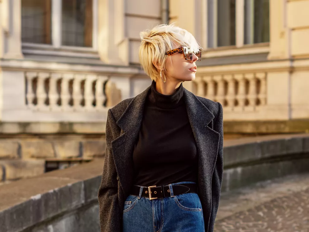 Ramena, žena s ramenními vycpávkami