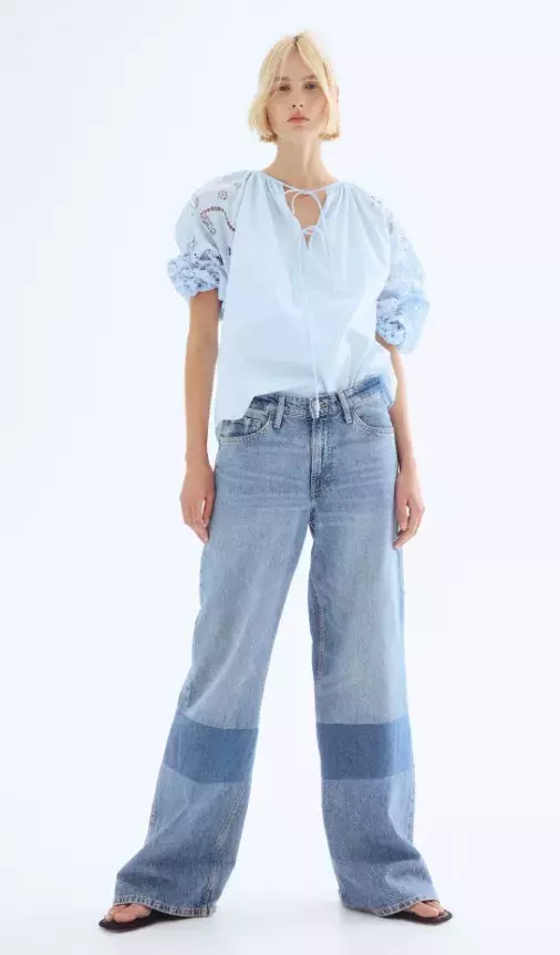 Popelínová halenka s madeirou, H&M, 959 Kč