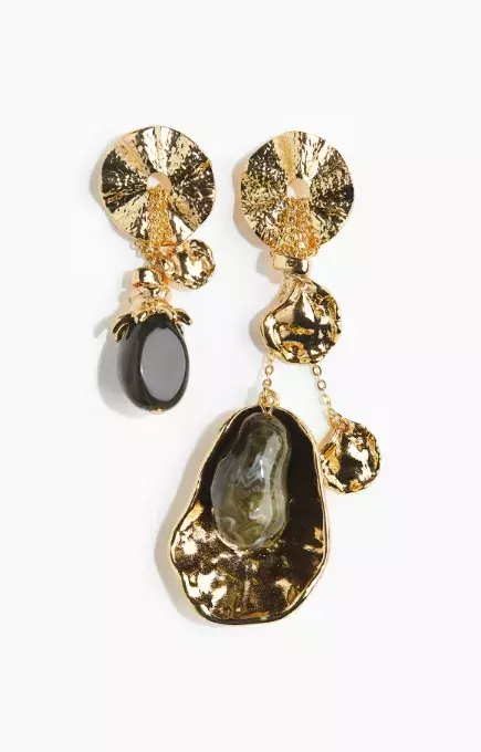 Nesourodé náušnice s přívěskem, H&M, 479 Kč