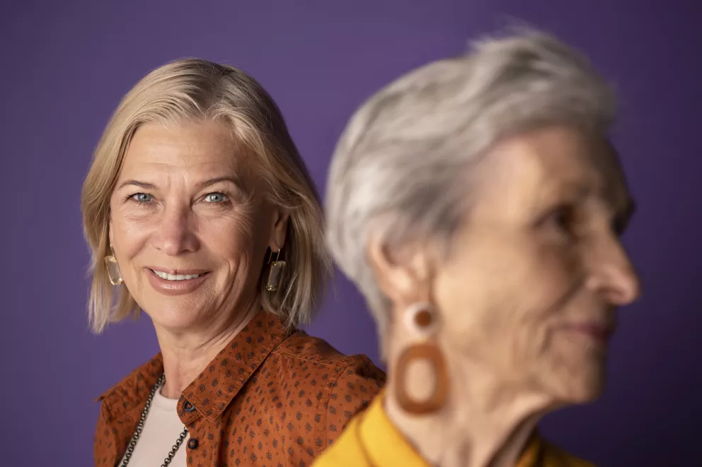 žena v pozadí a odcházející žena