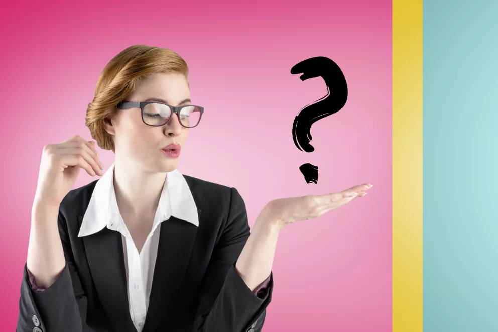 žena s otazníkem na ruce
