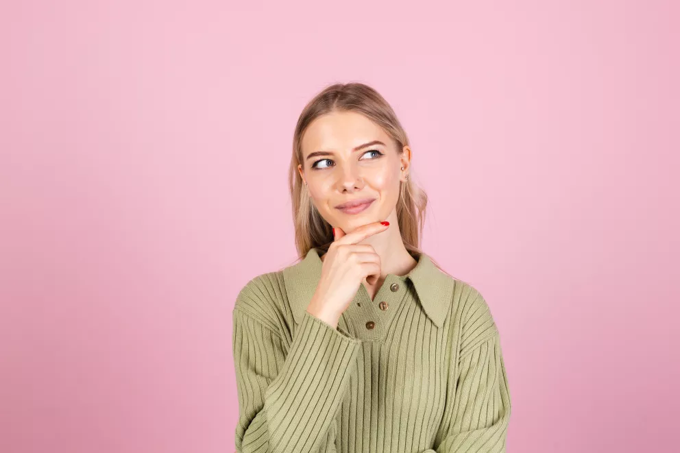 přemýšlející žena