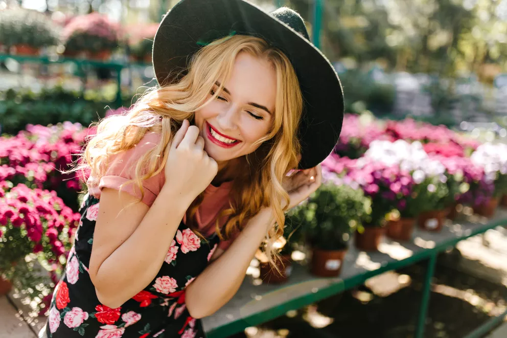 šťastná žena s květinami