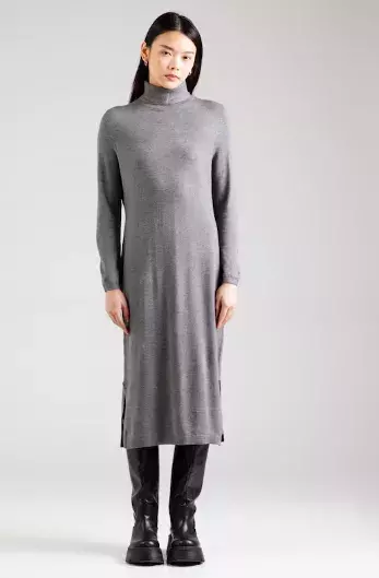 Úpletové šaty jako trend roku 2025