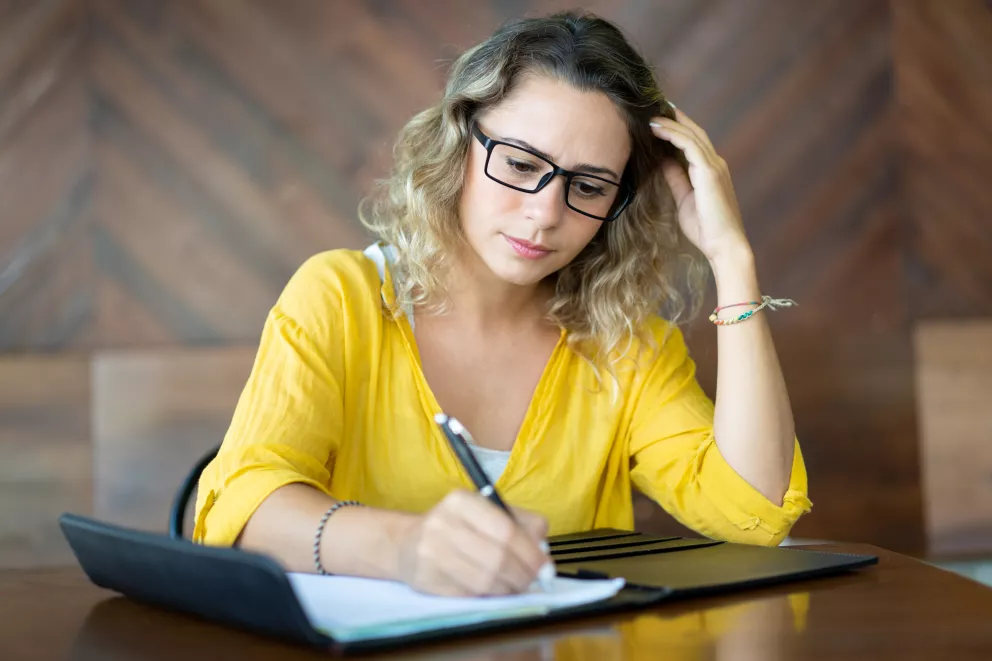 inteligentní žena píše test