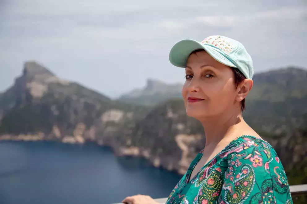 kšiltovka dáma kolem 50 let