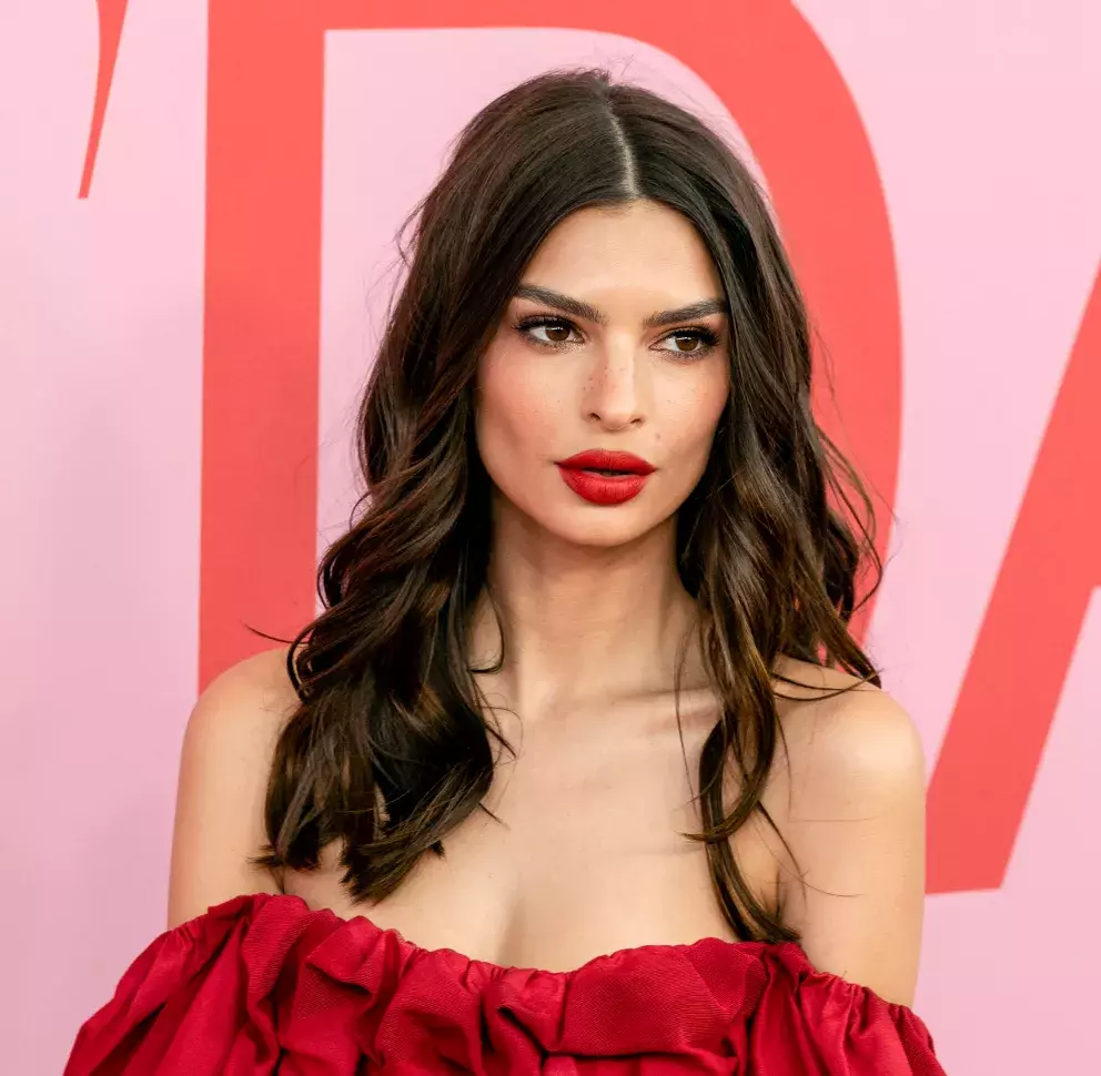<p>Emily Ratajkowski má vysoký kontrast, může si tak dovolit výraznější barvy líčení.</p>
