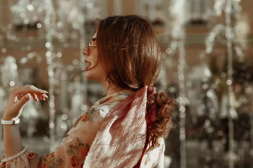 šátek zapletený do vlasů