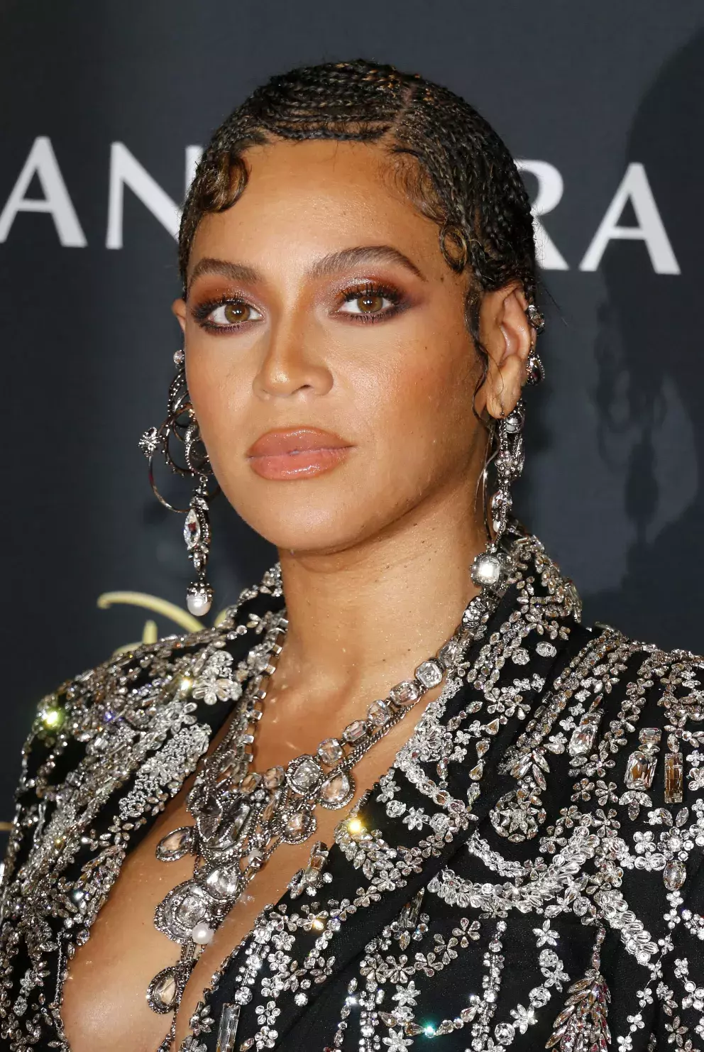 <p>Beyoncé je středně kontrastní typ. K její tmavší pleti jsou vhodné teplejší odstíny, meruňková rtěnka je skvělou volbou. </p>
