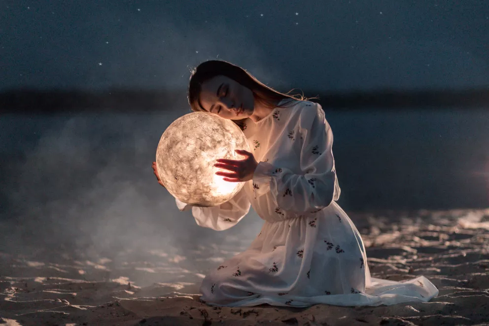 žena s Měsícem v náručí