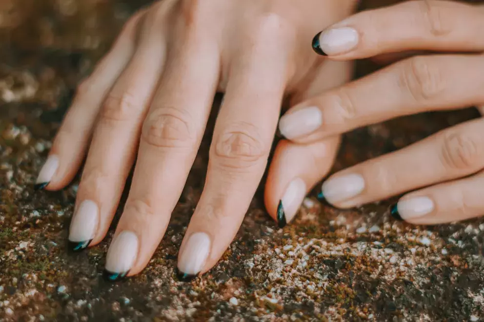 Černá francouzská manikúra