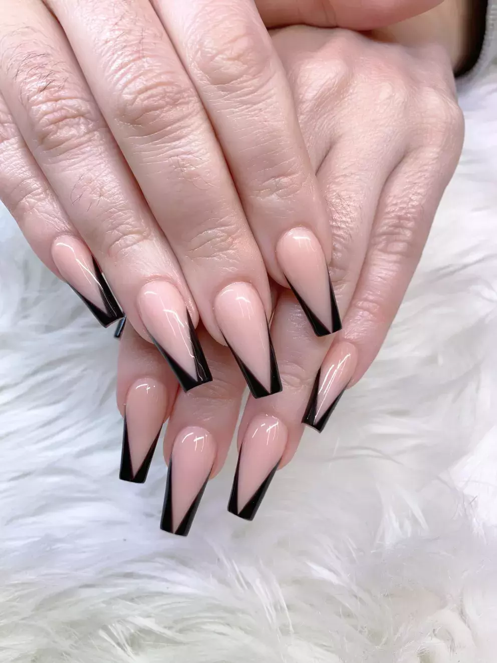 Černá francouzská manikúra