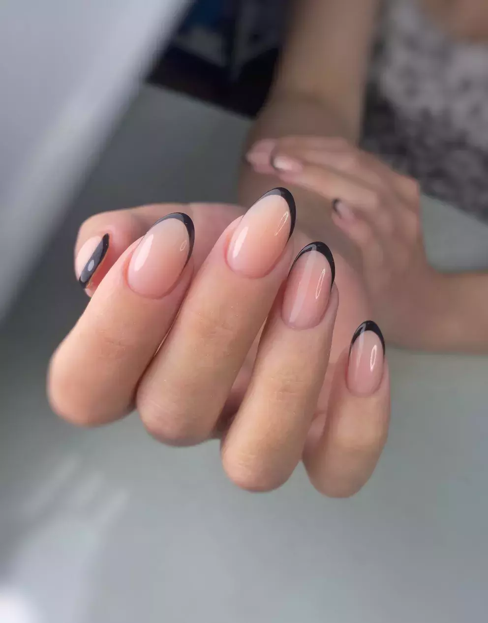 Černá francouzská manikúra