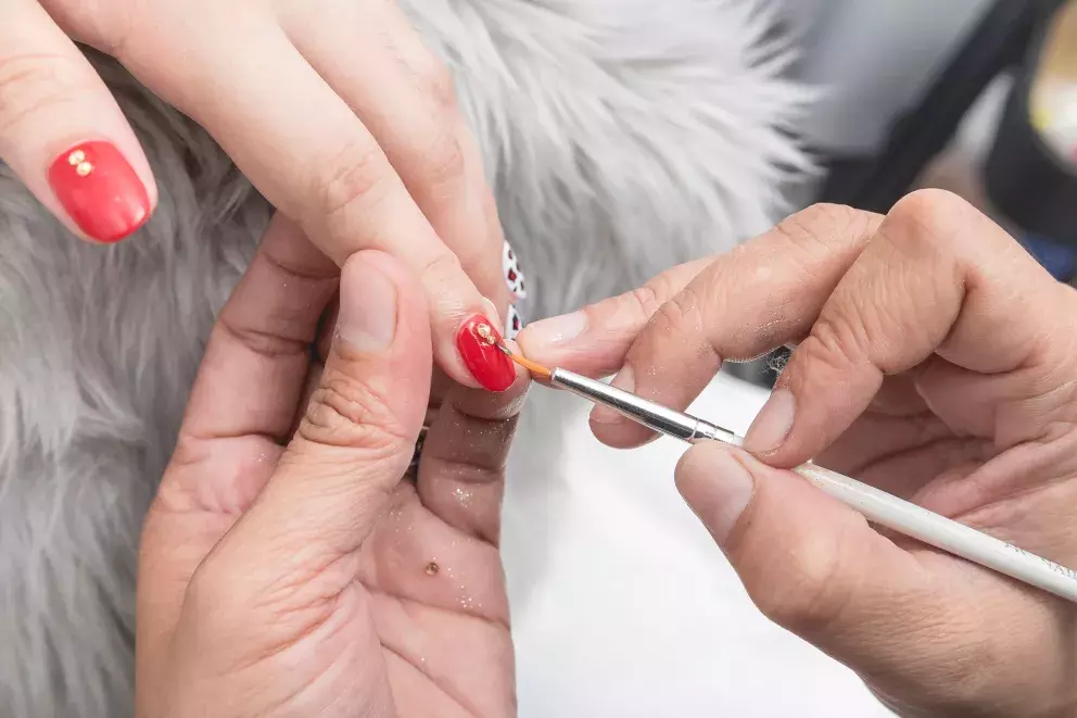 aplikace u manikérky