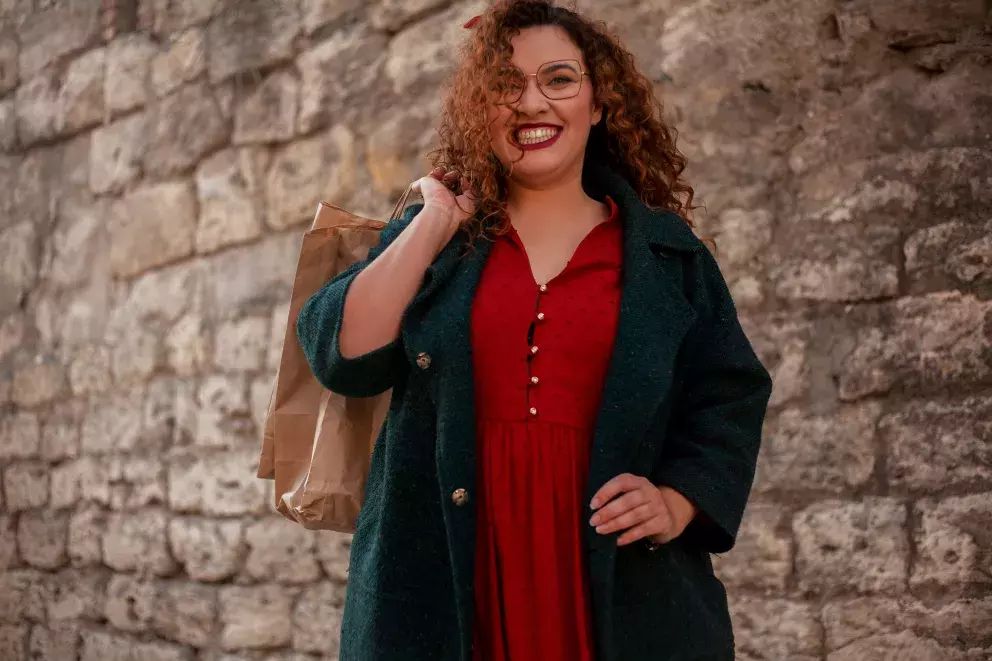 šaty přeštřižené pod prsy