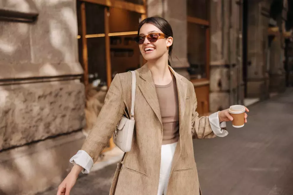 žena v saku, tričku a kalhotách