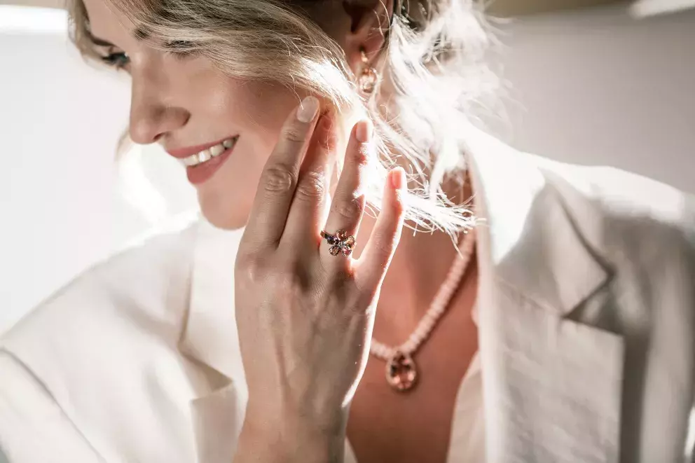 Květinový motiv na šperku