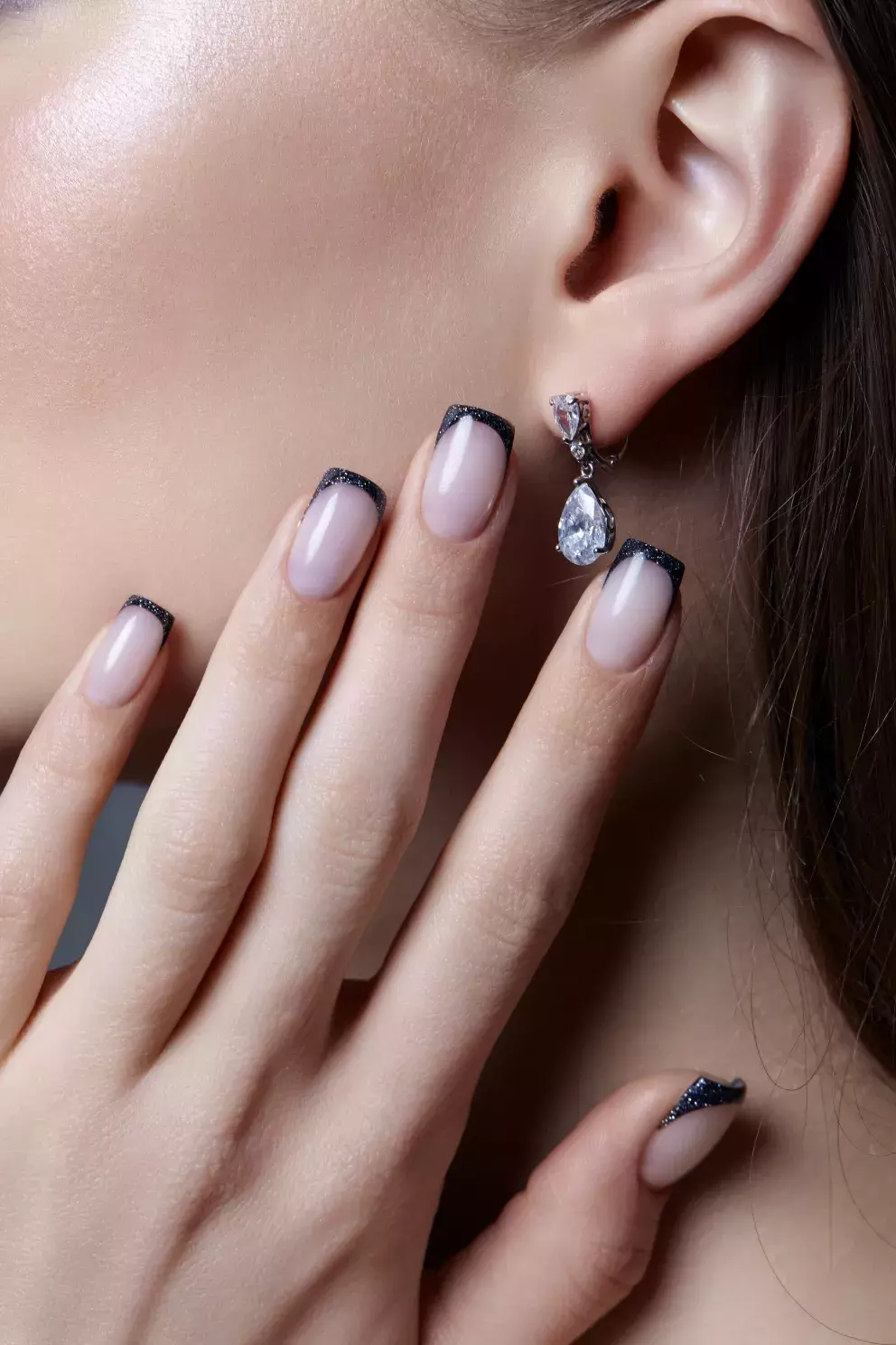 Černá francouzská manikúra