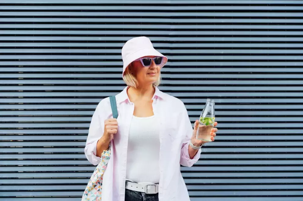 žena středního věku a bucket hat