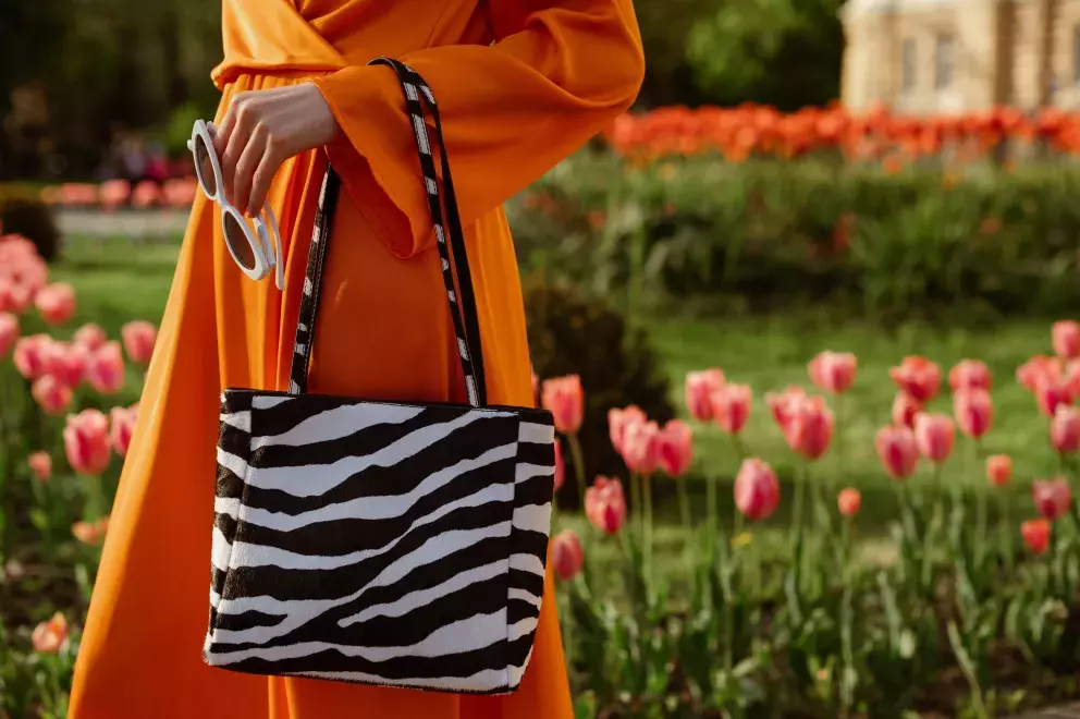 výrazné barvy i doplňky