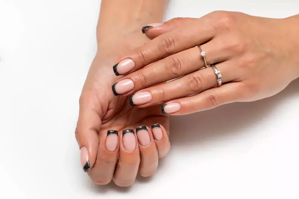Černá francouzská manikúra