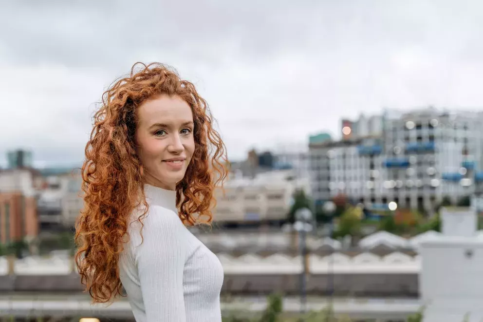 vlny na zrzavých vlasech