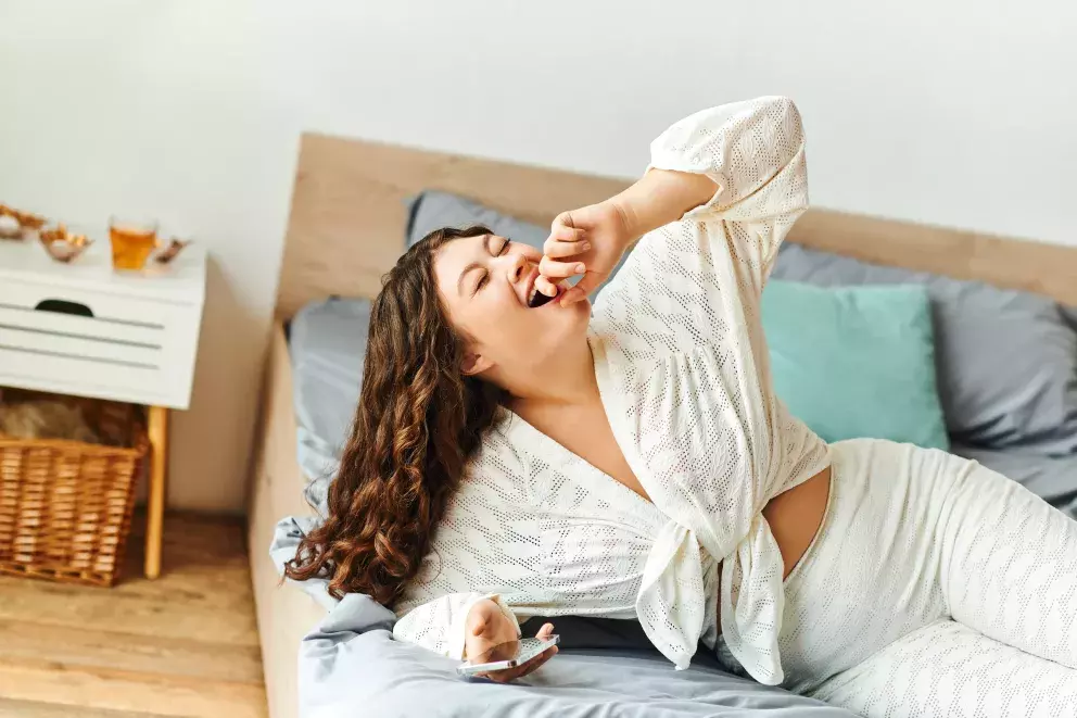 žena v halence s křížením