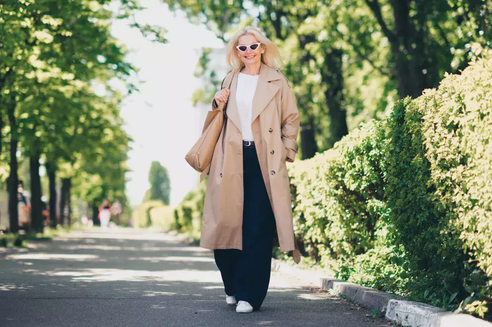 žena v barrel jeans