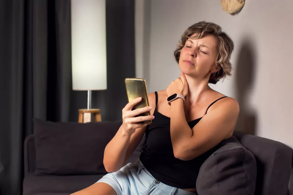 žena s bolestí za krkem