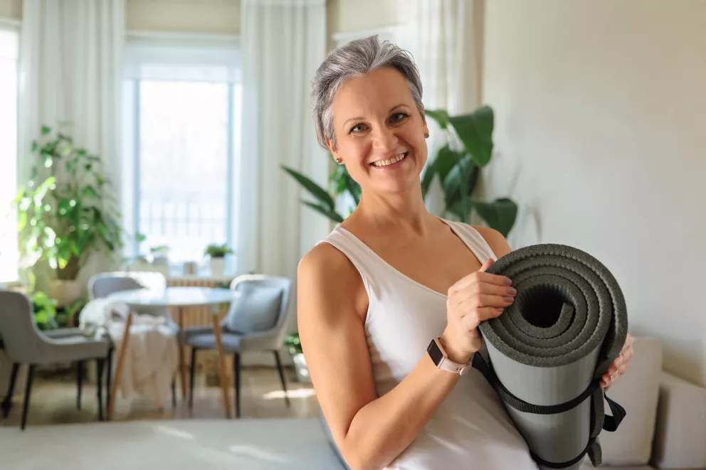 žena s cvičící podložkou