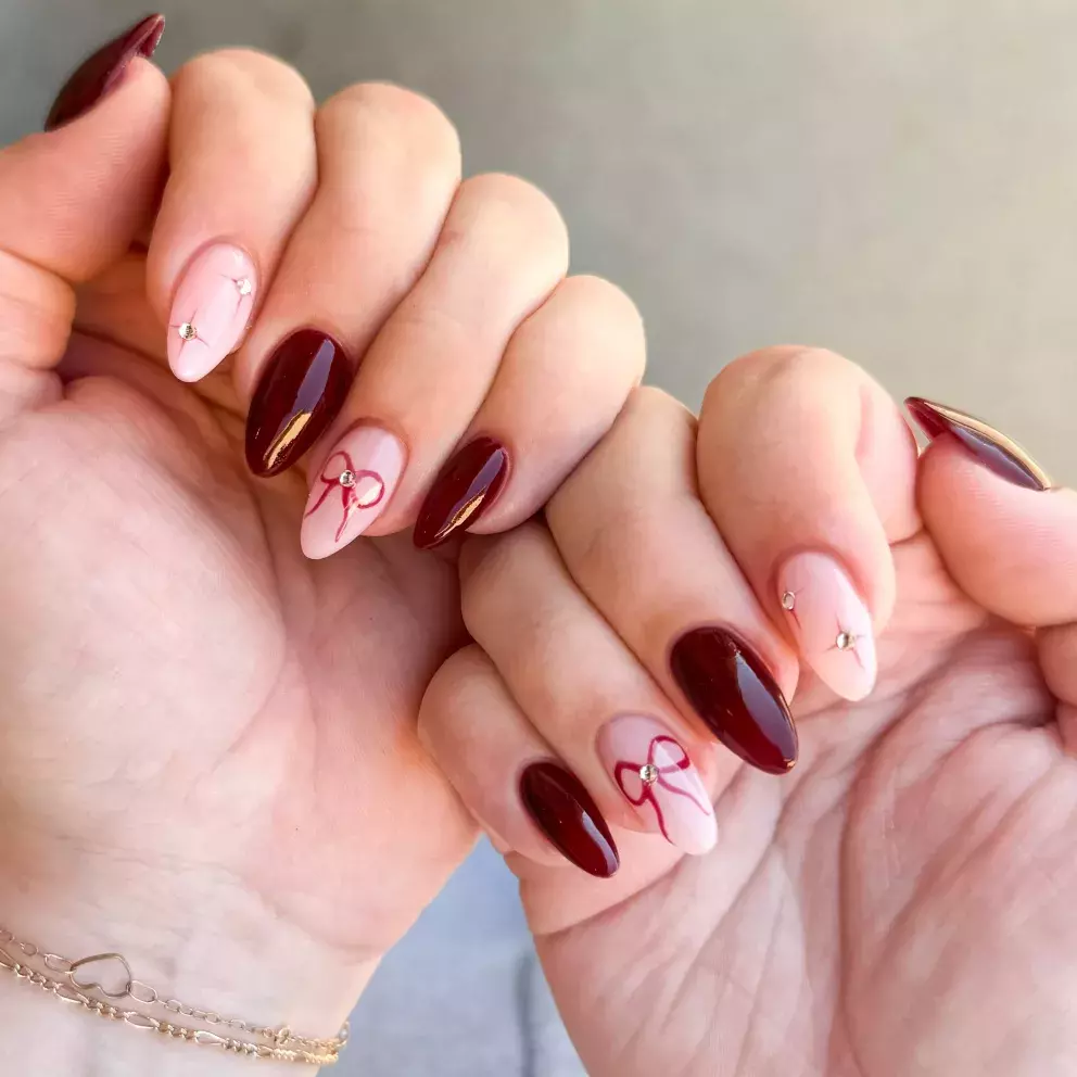 růžové nehty s nálepkami