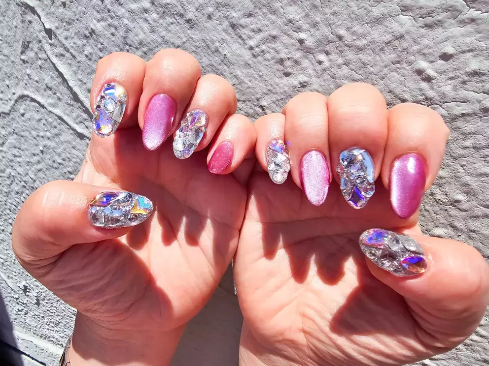 nehty s výraznými kamínky