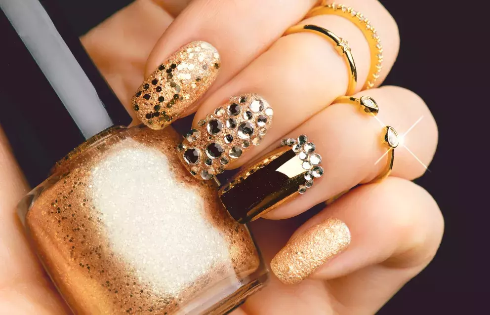 zlaté nehty s kamínky