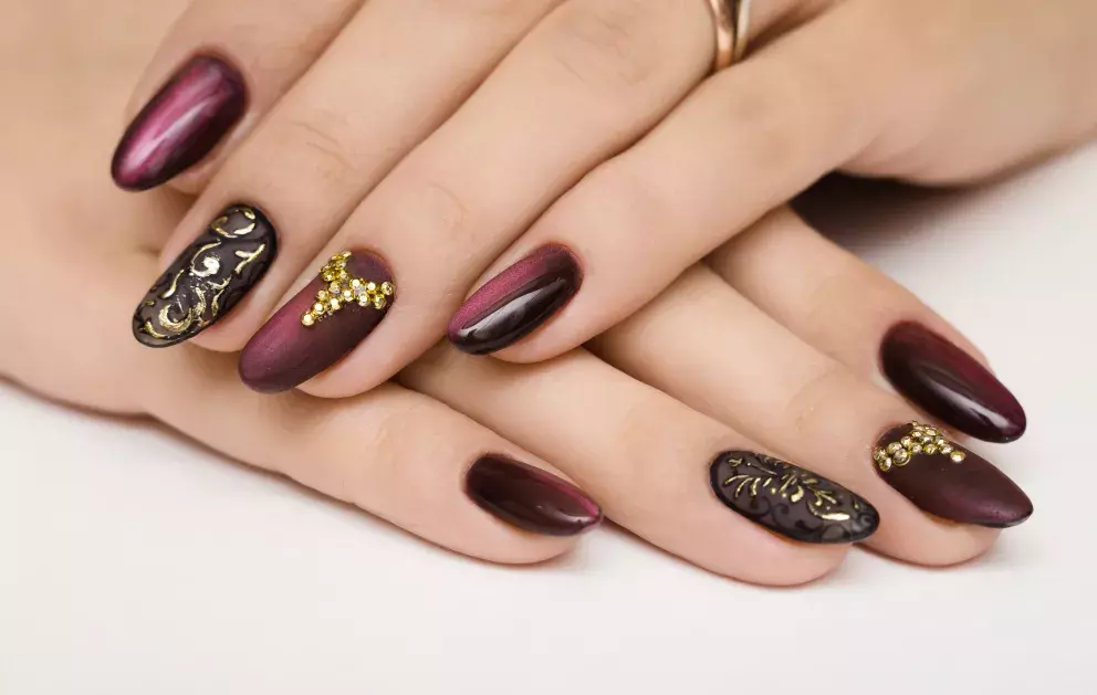 něhty v odstínu zlaté a vínové