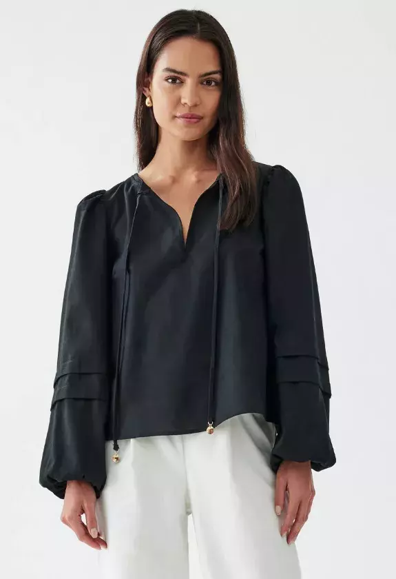 Černá blůza s řasenými rukávy, THE FATED, 1 699 Kč