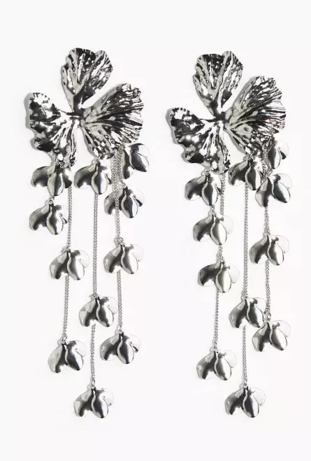 Náušnice s květinovým detailem a přívěsky, H&M, 479 Kč