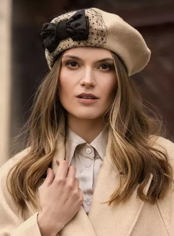 Společenský baret, Vivisence, 1 700 Kč