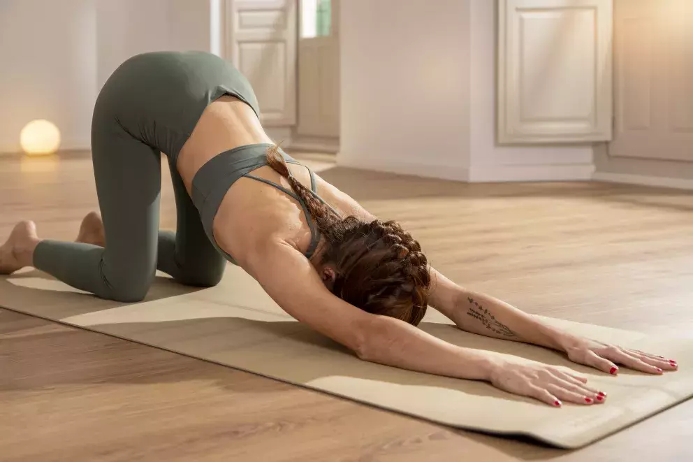 žena cvičí pozici zajíce