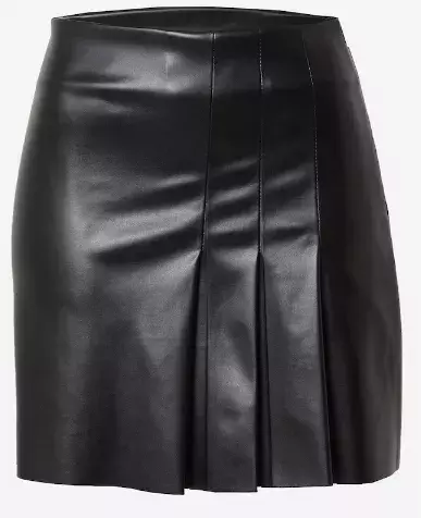 50 a mini? Proč ne! M​ódní inspirace od žen nad 50 let o tom, jak nosit mini sukně s grácií 