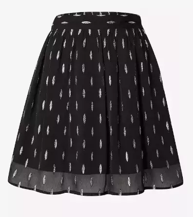 50 a mini? Proč ne! M​ódní inspirace od žen nad 50 let o tom, jak nosit mini sukně s grácií 