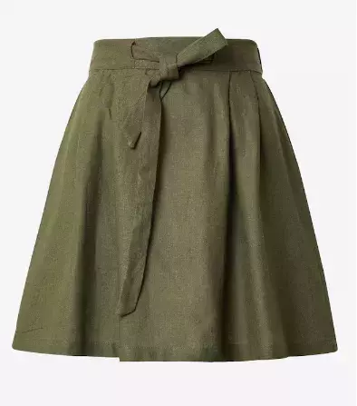 50 a mini? Proč ne! M​ódní inspirace od žen nad 50 let o tom, jak nosit mini sukně s grácií 