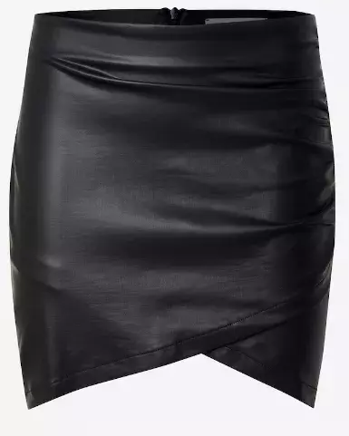 50 a mini? Proč ne! M​ódní inspirace od žen nad 50 let o tom, jak nosit mini sukně s grácií 