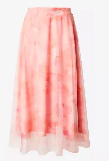 A​ktuální módní trendy pro ženy nad 50 let: Vedou tlumené palety barev, výrazné šaty a transparentní sukně. 