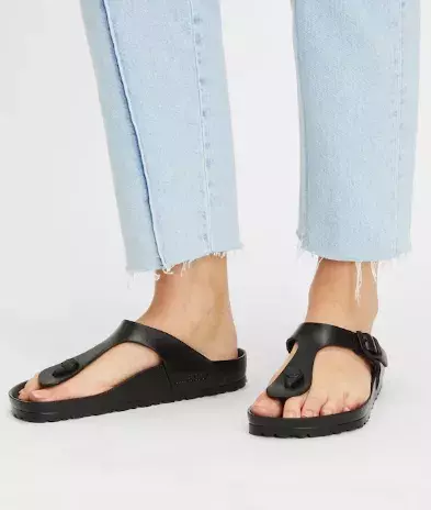 Nejpohodlnější sandály na jaro / léto 2025: Vypadají jako po babičce