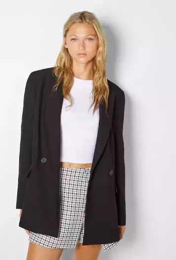 Zpátky do osmdesátek: Puntíky a vycpaná ramena hlásí velkolepý návrat. Hlavně po 50 je noste podle našich tipů