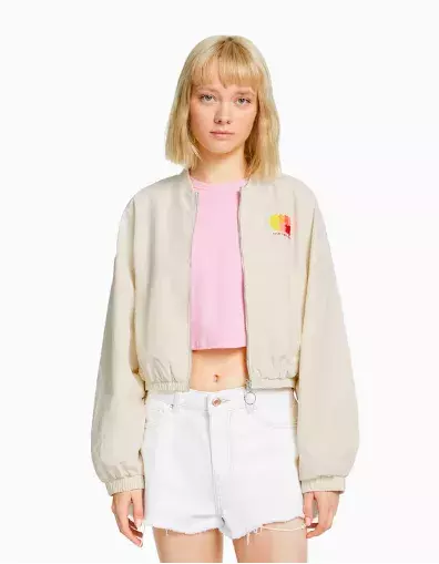 Velká, nesourodá či mimo styl: Jarní bundy s trochou rebélie