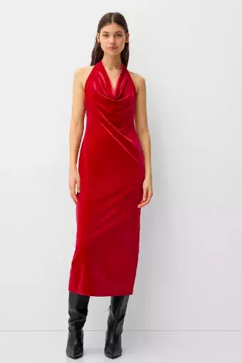 A​ktuální módní trendy pro ženy nad 50 let: Vedou tlumené palety barev, výrazné šaty a transparentní sukně. 