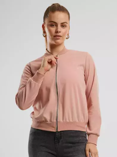 Velká, nesourodá či mimo styl: Jarní bundy s trochou rebélie