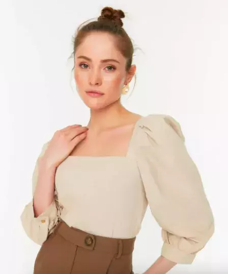 Zpátky do osmdesátek: Puntíky a vycpaná ramena hlásí velkolepý návrat. Hlavně po 50 je noste podle našich tipů